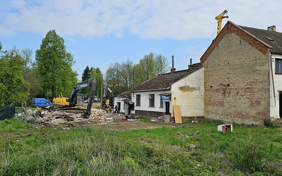 Demolice kvůli D1. Domy i šatny Sokola v Dluhonicích ustoupily stavbě dálnice