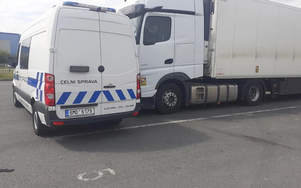 Běloruský šofér se před celníky zamkl. V kamionu měl tisíce litrů nelegálního alkoholu