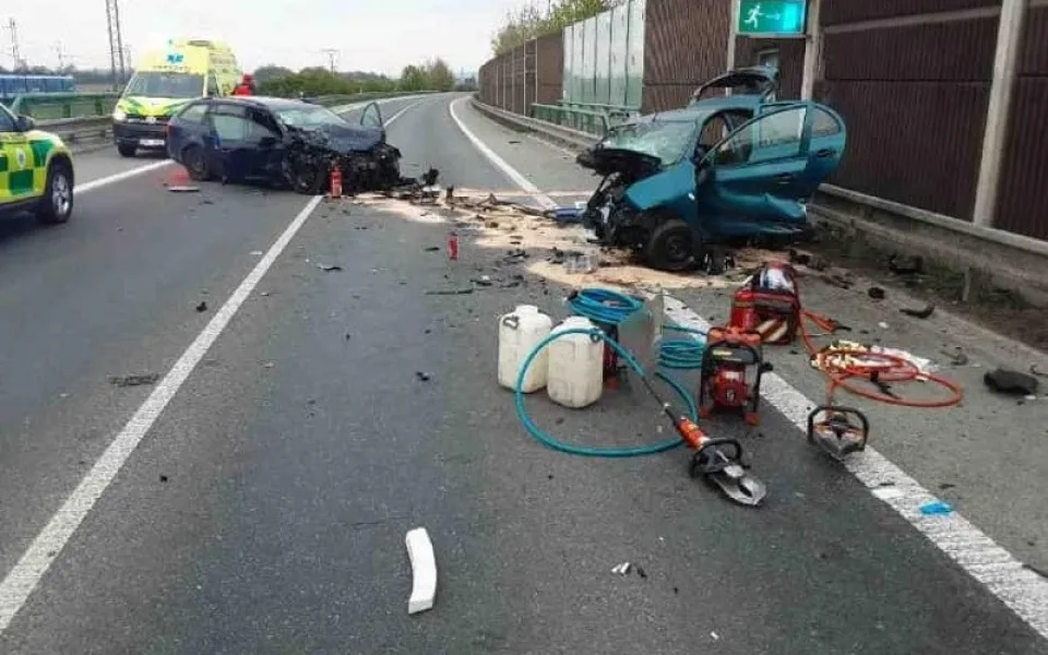 Hrozivá nehoda zavřela silnici na Šumpersku. Řidiče vyprošťovali přes kufr auta