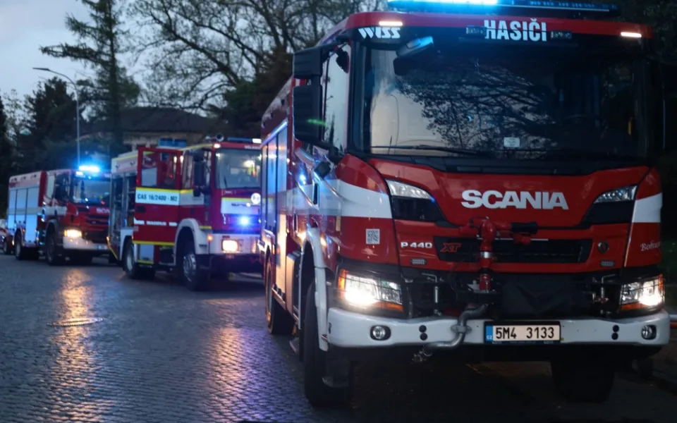 Požár bytovky na Olomoucku zalarmoval hasiče. Evakuovali osm lidí, jeden člověk se přiotrávil zplodinami