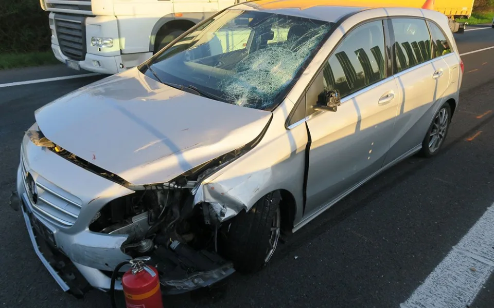Fantom ze zahraničního Mercedesu: po bouračce do svodidel nechal auto stát na D46 a zmizel