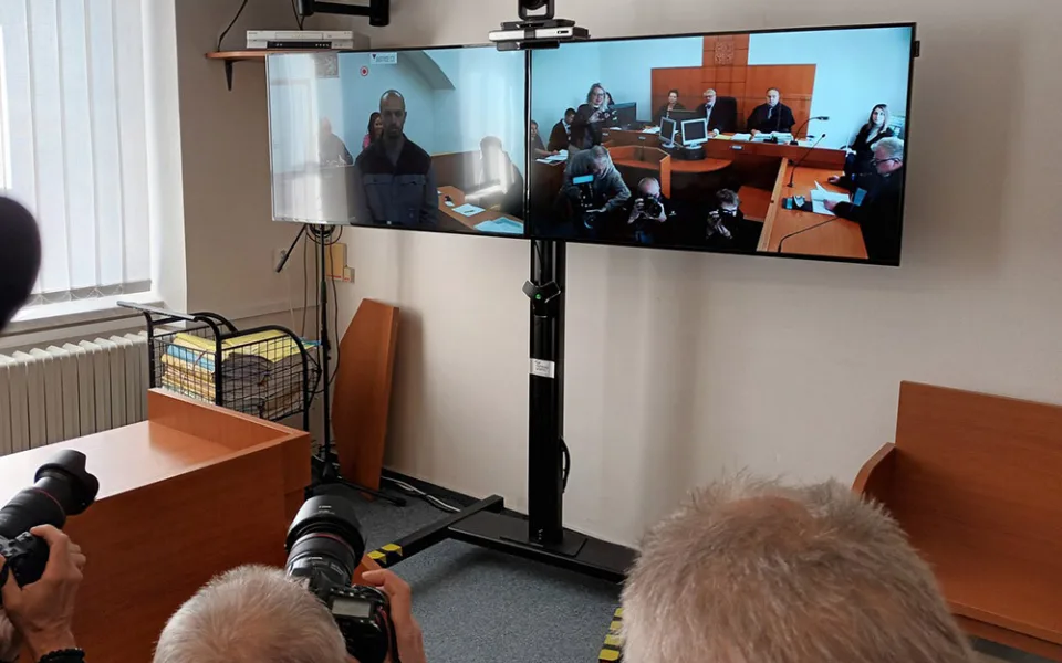 Soud se při jednání spojil s odsouzeným přes videokonferenci do věznice na Mírově