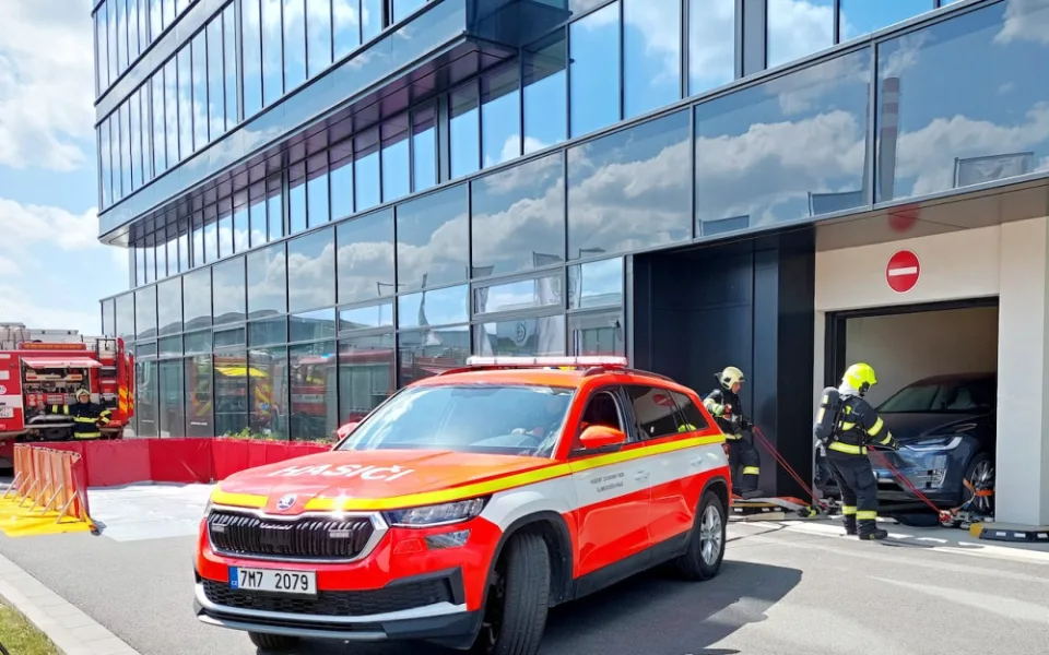 Požár elektromobilu v garážích. Hasiči cvičili, jak u hořícího vozidla postupovat