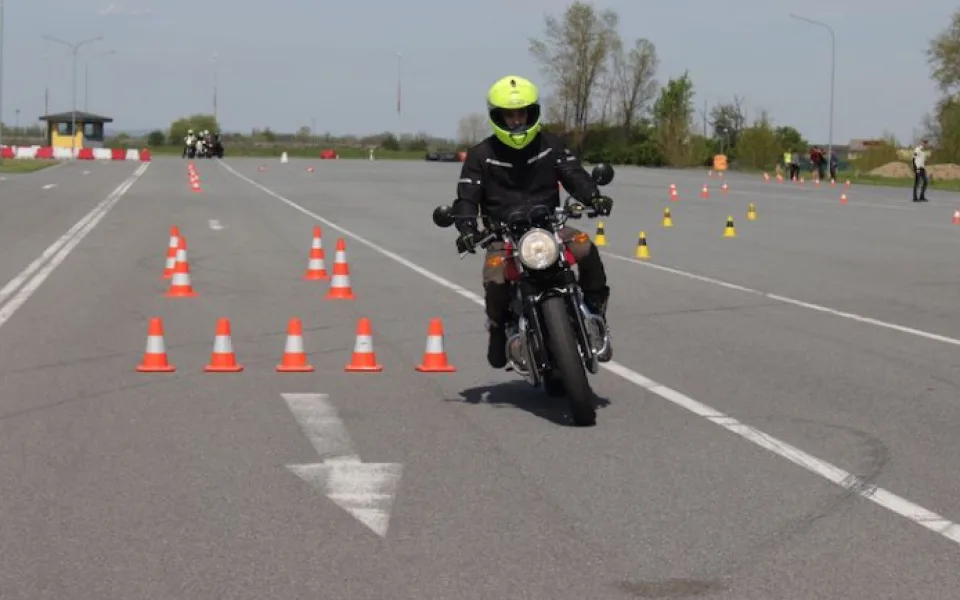 Bezmála čtyřicet bezplatných motorkářských kurzů letos nabízí projekt Učme se přežít. Novinkou je kurz pro skútry