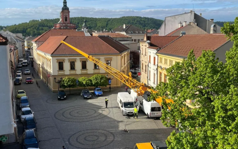 Průchod do Zámecké zahrady v Hranicích opět slouží veřejnosti. Z věže opadávala omítka