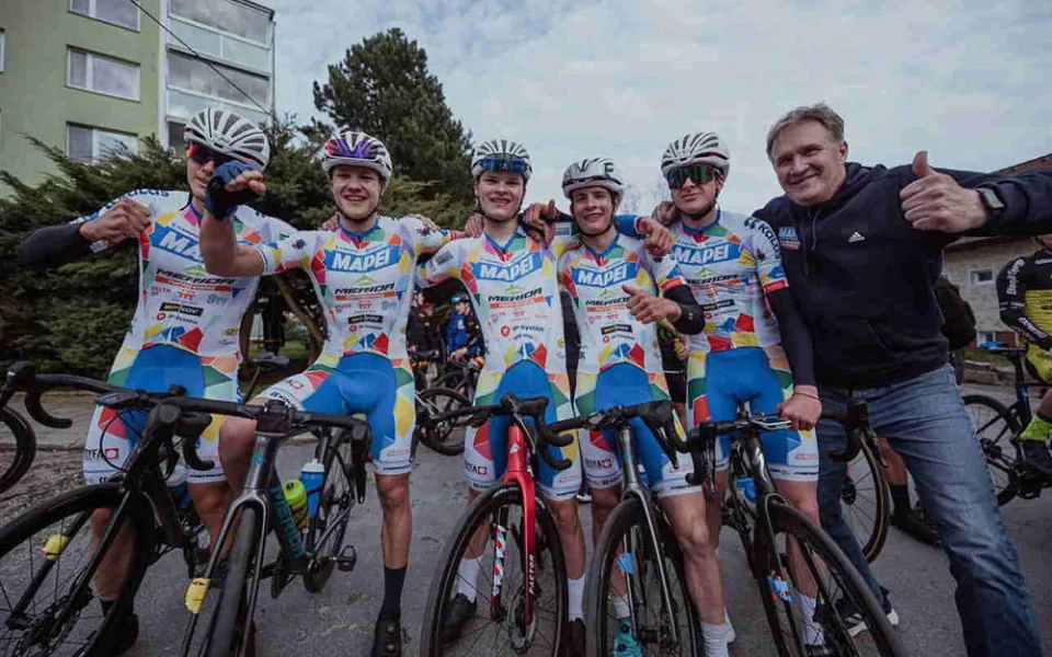 Radost z výkonu. Tým juniorů Mapei Merida Kaňkovský s trenérem Jiřím Kaňkovským po jednom ze závodů.