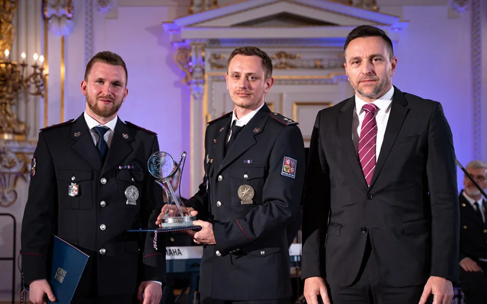 Praporčíci Filip Kříž a Martin Piták ze šumperského obvodního oddělení policie převzali cenu za Počin roku 2022