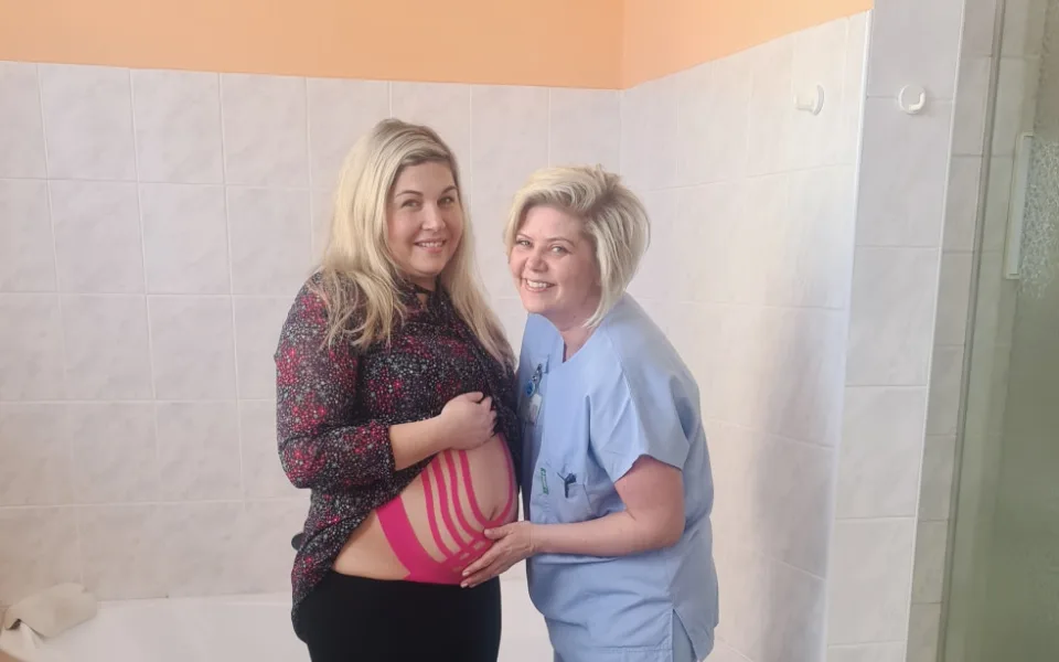 Nemocnice AGEL Přerov nabízí novopečeným maminkám nově poporodní tejpování