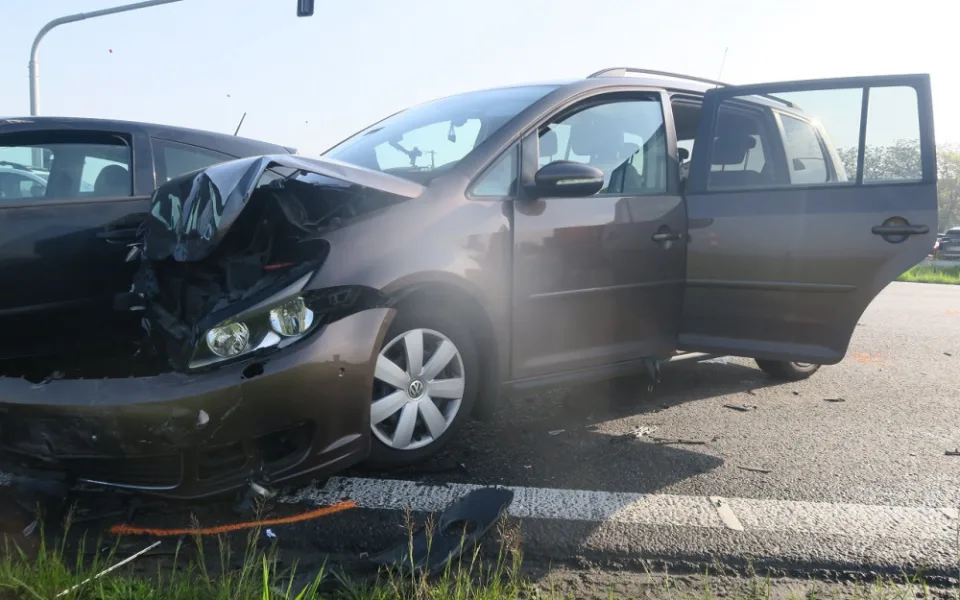 Mladík bez řidičáku boural u Přerova. Žena a její malá dcera z druhého auta skončily v nemocnici
