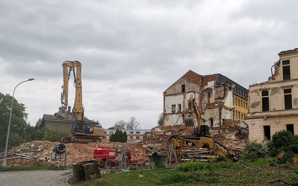 V areálu Fakultní nemocnice Olomouc probíhá demolice nejstaršího pavilonu