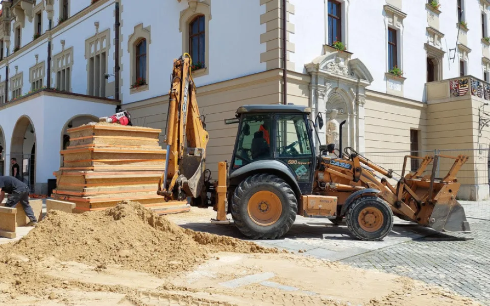 Autoři sochy si připravovali pískový blok pro vytvoření sochy