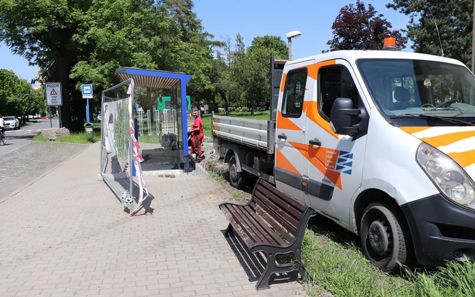 V ulici Svisle probíhá instalace nového vybavení autobusové zastávky
