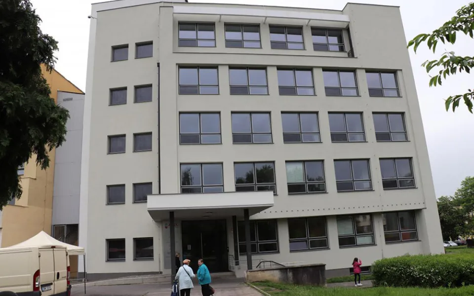 Přes léto projde opravou další patro zdravotnické školy v Přerově, modernizace čeká i aulu