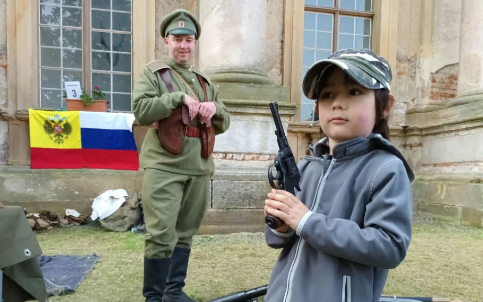 FOTOGALERIE: Na Plumlově děti soutěžily na historickém vojenském dni. Zámek bude národní památkou