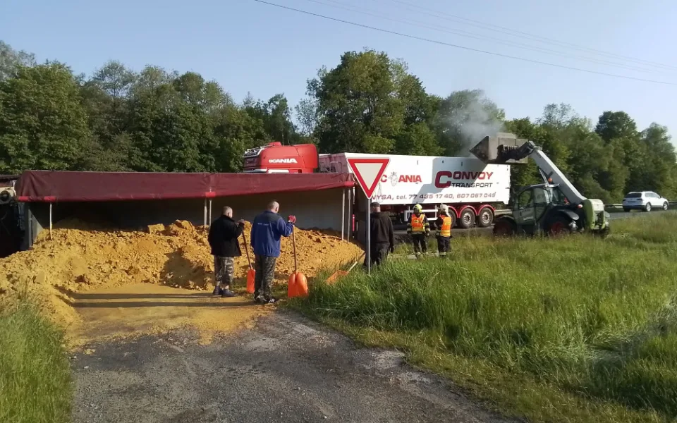 Hlavní tah do Polska stojí. U Mikulovic havaroval kamion plně naložený zpracovanou kukuřicí