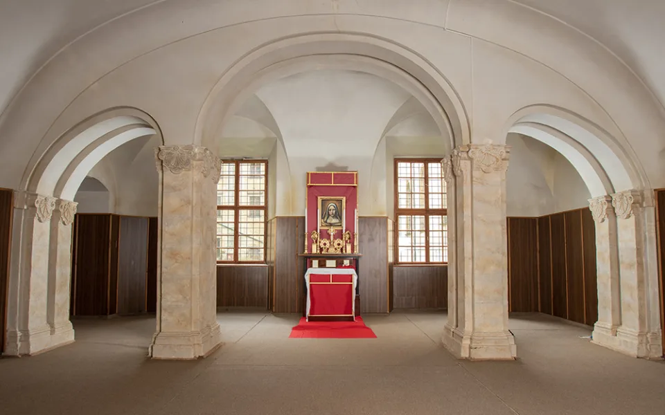V kapli v olomouckém vojenském objektu září nové oltářní memento. Obraz malovala umělá inteligence