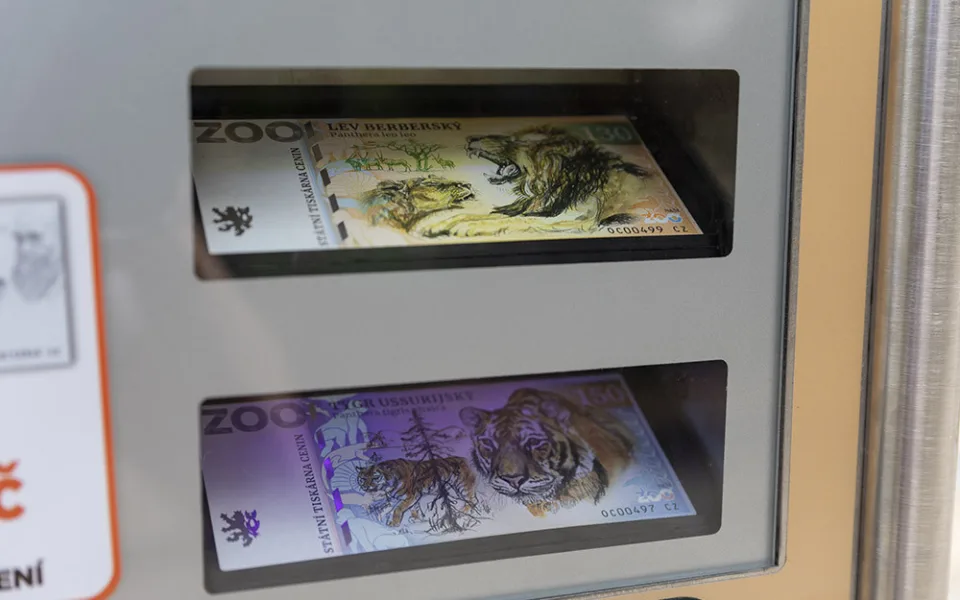 Bankovky mohou návštěvníci Zoo Olomouc koupit ve speciálním automatu