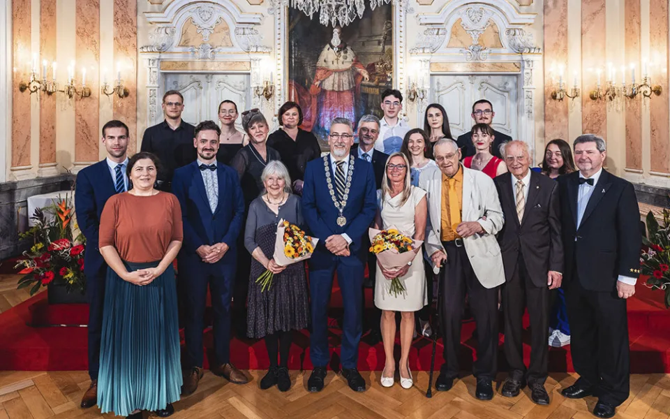 Ceny města Olomouce mají nové laureáty. Počinem roku byla dobrovolnická pomoc běžencům