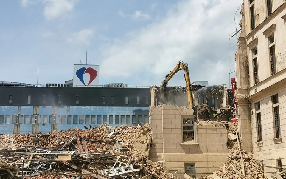Na začátku června se bude demolovat poslední část budovy Franze Josefa (na snímku)