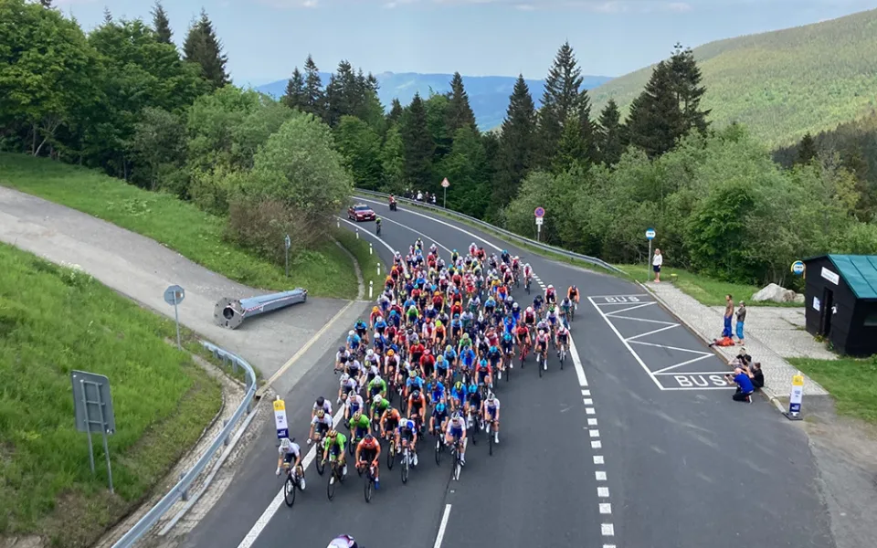 Budoucí cyklistické hvězdy čeká čtyřdenní test v Jeseníkách. Motoristy mohou přibrzdit uzavírky