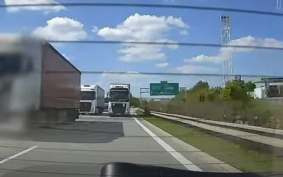 VIDEO: Policie na obchvatu Olomouce natočila několik kamionů, jak předjíždějí v zákazu