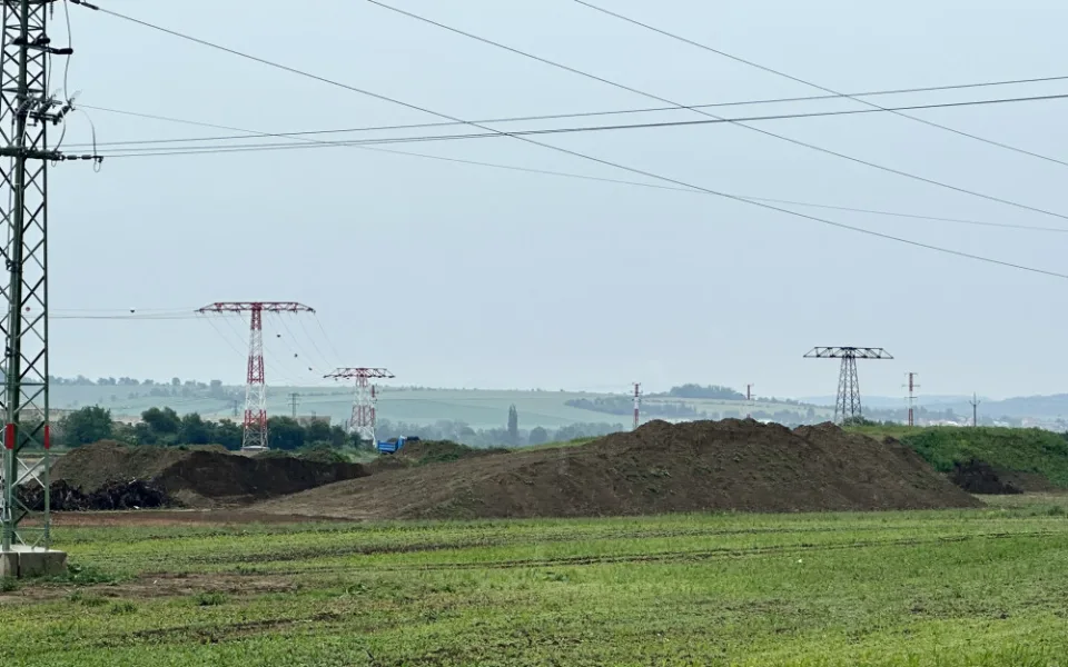 VIDEO: Stavba posledního úseku D1 pokračuje. Kompletně hotové jsou skrývky ornice