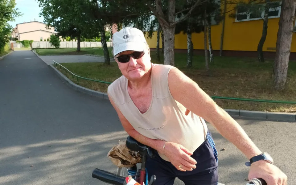 VIDEO: Muž jezdí po Prostějově na kole a zpívá si pro radost. Většinou vzbuzuje úsměvy