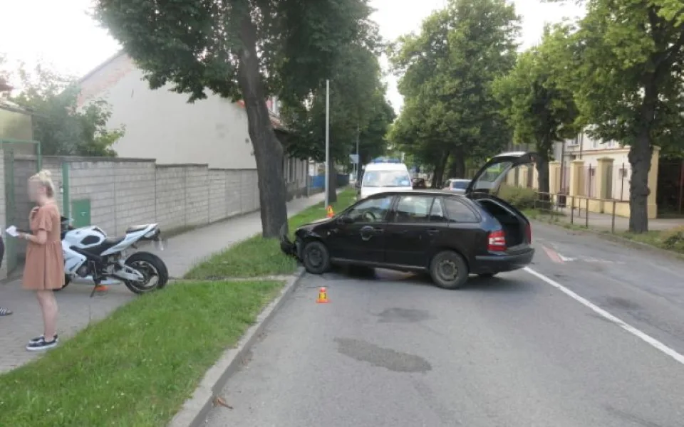 V Plumlově mladá řidička nezabrzdila auto. To se rozjelo a narazilo do motorkáře, který jel kolem
