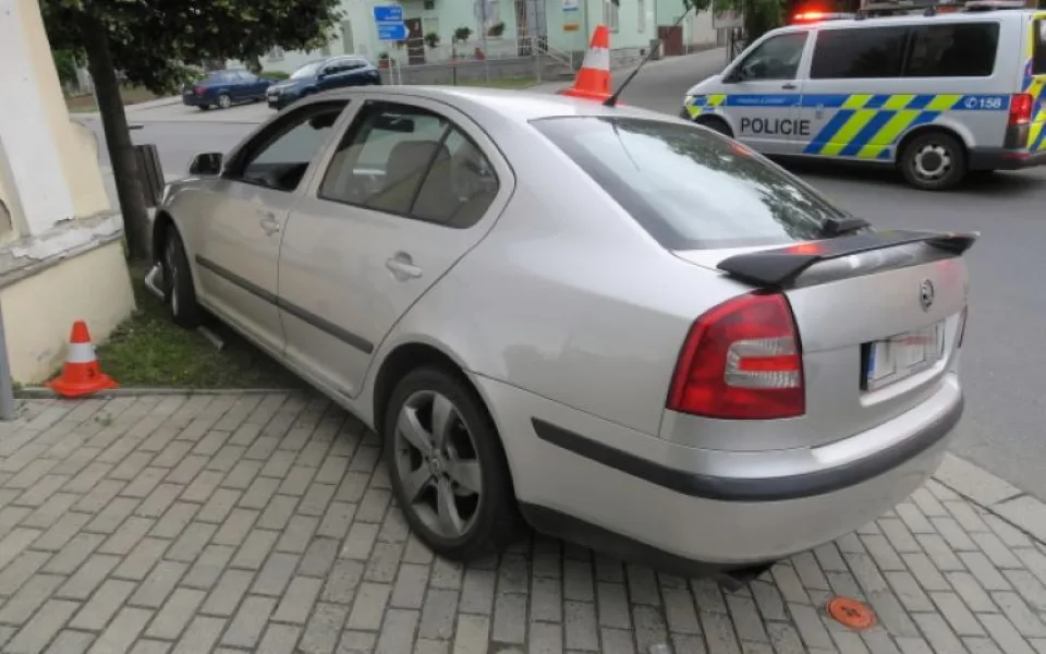 Opilý řidič vezl na Přerovsku dítě bez autosedačky a na sjeté pneumatice. S autem narazil do hřbitovní zdi