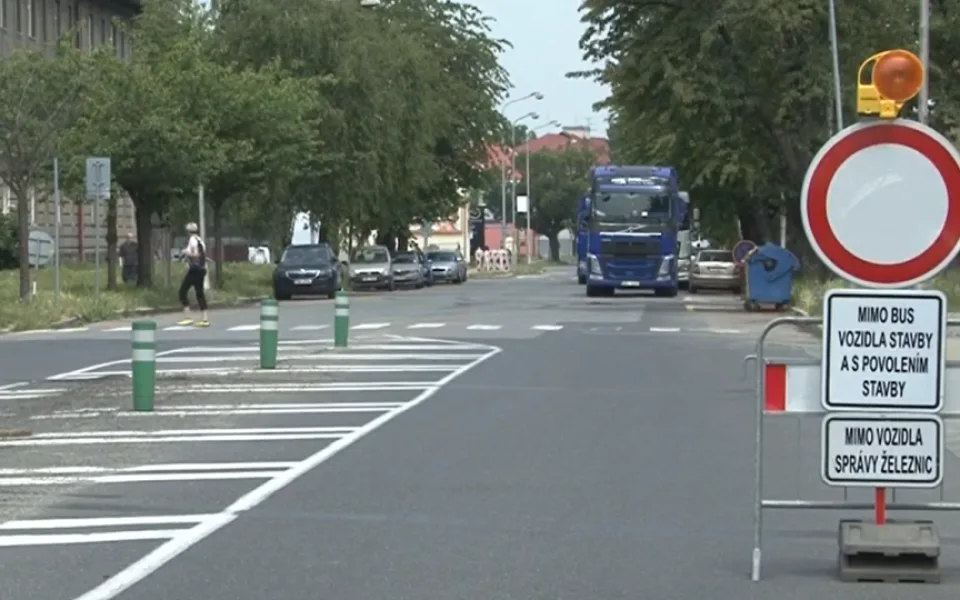 VIDEO: Opravy důležité Jeremenkovy ulice komplikují dopravu. Autobusy MHD to postihne od července