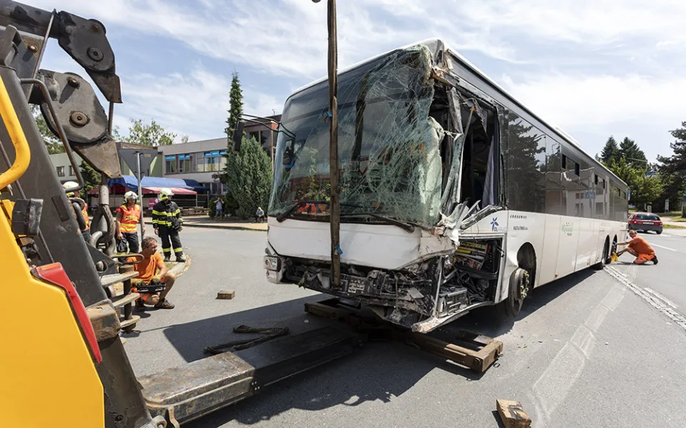 V Lutíně naboural autobus do domu, zranění utrpělo pět lidí