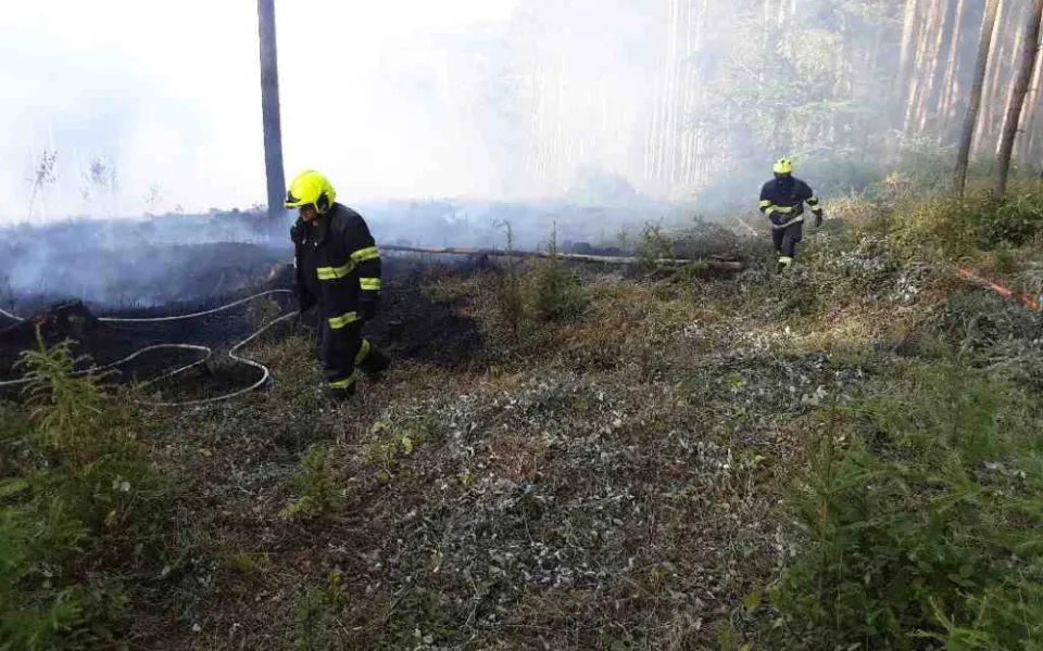 Hasiči bojují s požárem ve velmi náročném terénu