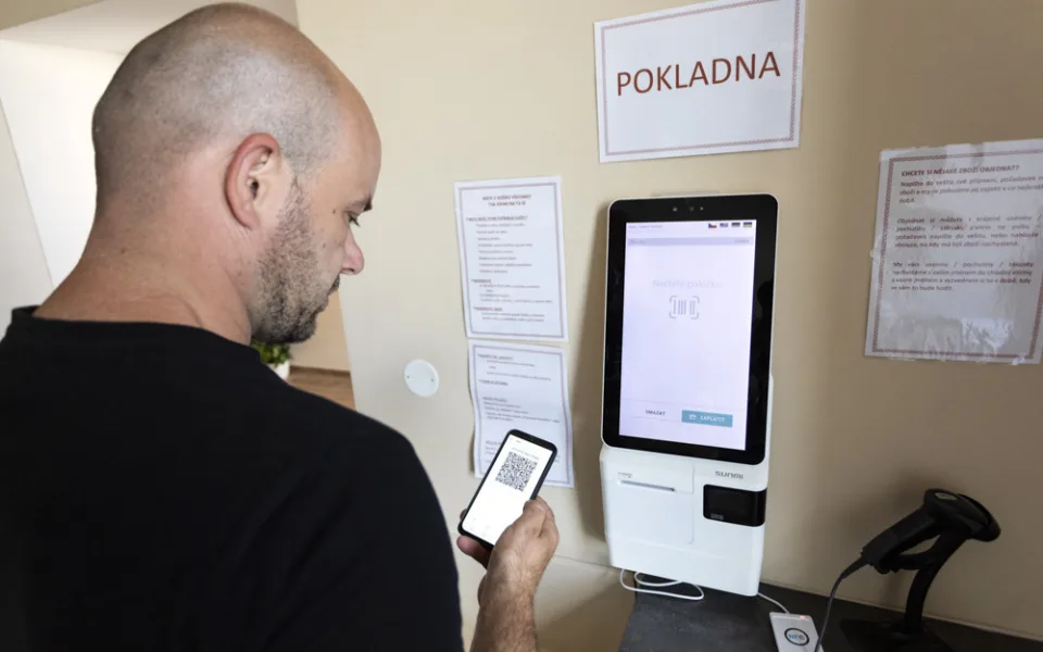 Na nákup s QR kódem. První bezobslužná prodejna v kraji funguje v Měrotíně