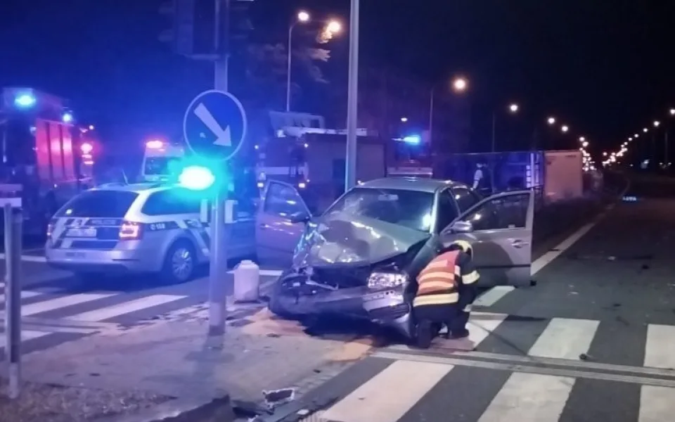 Hasiči nad ránem zasahovali u autonehody na Velkomoravské ulici. Museli řešit převrácený kamion