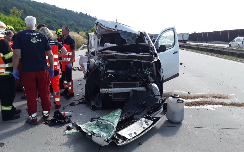 Dálnice D1 je u Hranic ve směru na Prahu kvůli vážné nehodě uzavřená. Pro zraněného letěl vrtulník