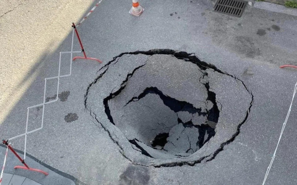 V centru Prostějova se propadla silnice. Příčina je nejasná, možná kanalizace. Město už chystá opravy