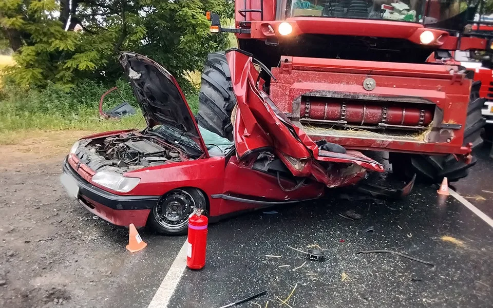 Vážná dopravní nehoda osobního auta a kombajnu v Křelově-Břuchotíně na Olomoucku