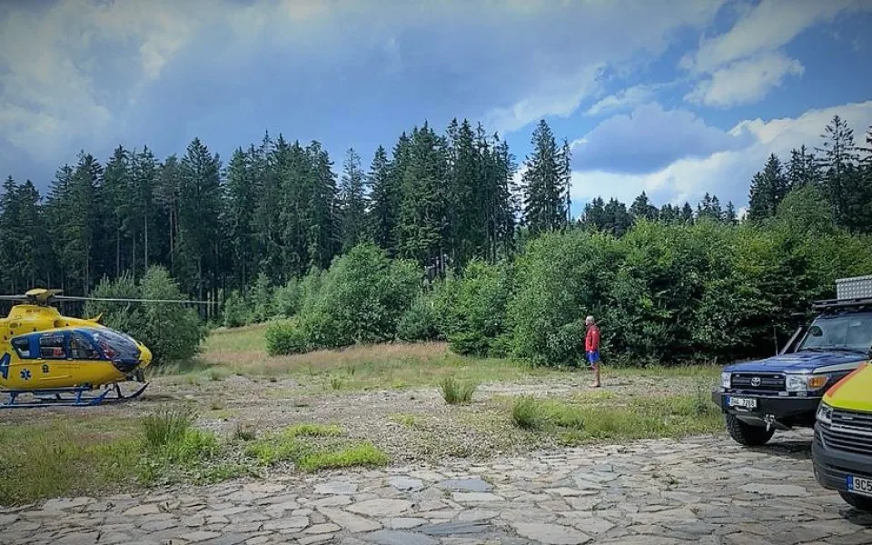 VIDEO: Pro turistu do Jeseníků musel letět vrtulník. Muž uklouzl a poranil si nohu