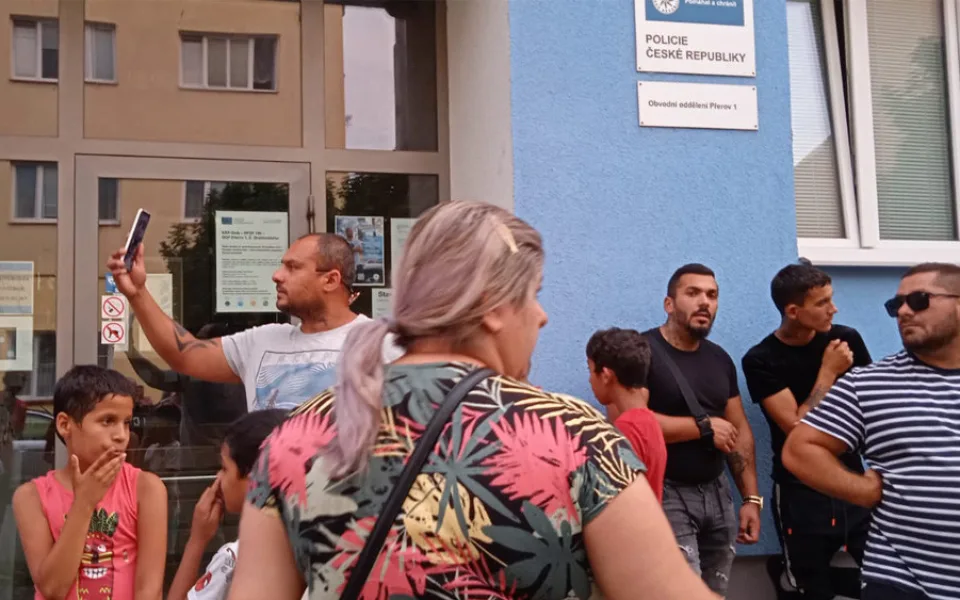 Romové protestovali před policejní služebnou v Přerově
