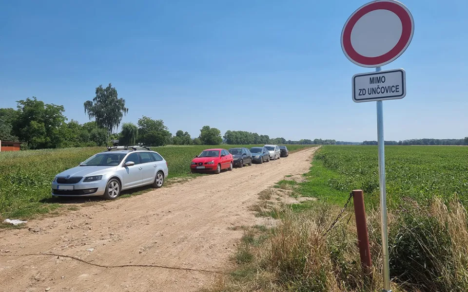 Úspora za parkování, blok pro zemědělce. U koupaliště Náklo komplikují žně neukáznění řidiči