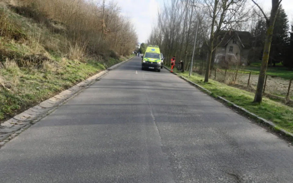 Policie žádá o pomoc. Chodkyně měla způsobit dopravní nehodu, při které se vážně zranil cyklista