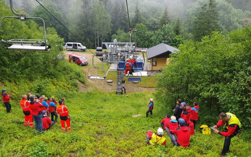 Uvízlý paraglidista a výcvik služebních psů. V Jeseníkách proběhlo mezinárodní cvičení Horské služby