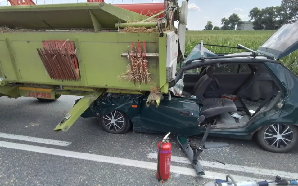 Dopravní nehoda osobního auta se zemědělskou technikou ve Věrovanech na Olomoucku