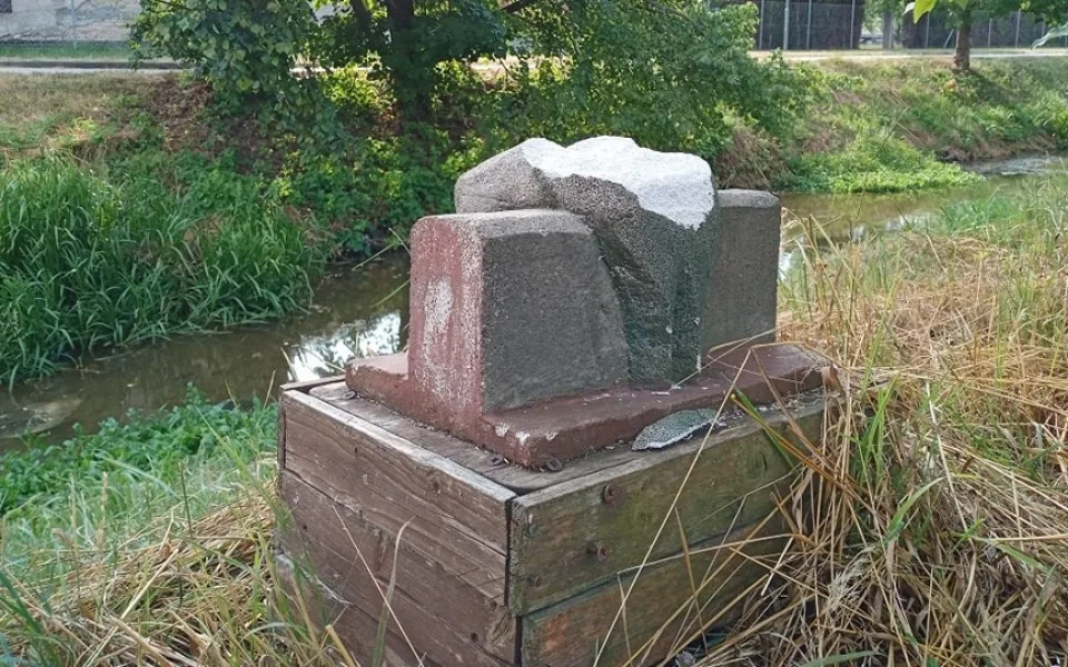 Ve Vrahovicích vandal zničil sochu Vodníka. Arboretum ji opraví, ale vystavovat už nebude