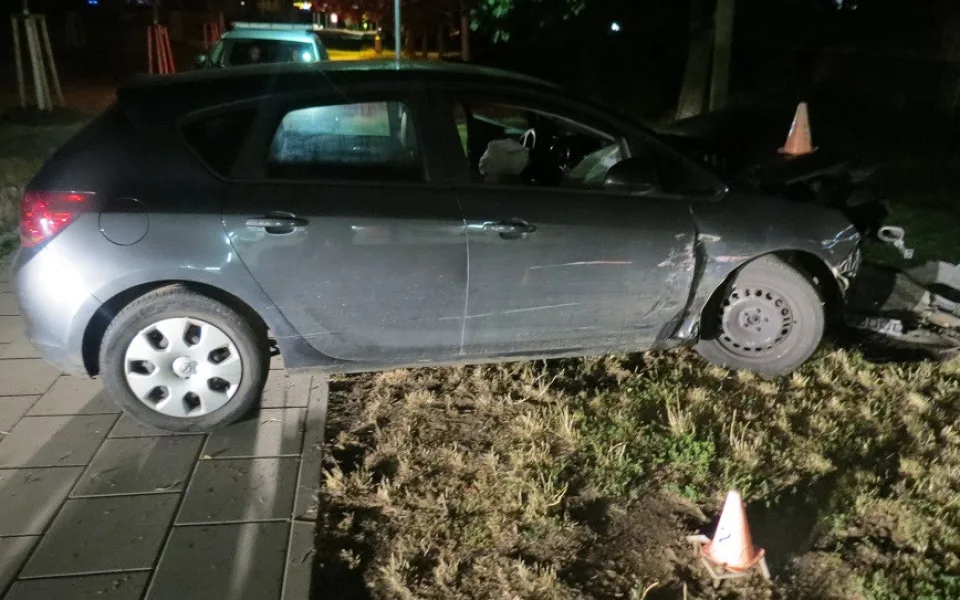 Naboural pět aut i značku a strom. Jízda na mol opilého mladíka skončila v olomoucké nemocnici