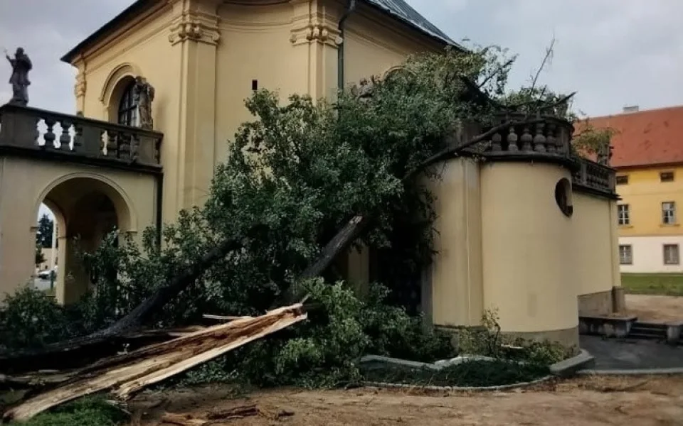 Strom spadl na kostel sv. Martina v Mořicích
