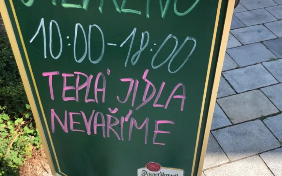Teplá jídla nevaříme, lákala znovuotevřená zahrádka Národního domu v Prostějově. Vzbudila posměch