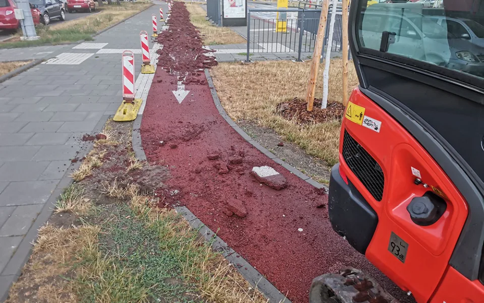 Novou cyklostezku na sídlišti v Olomouci ničí bagry. Město reklamuje špatný asfalt