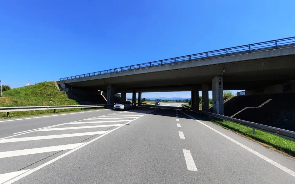 Přibližně čtvrt roku zabere první etapa opravy mostů na dálnici D1 u obcí Bělotín a Kujavy na pomezí Olomouckého a Moravskoslezského kraje.