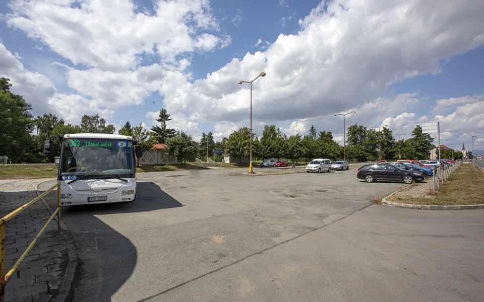 Autobusové nádraží v Litovli v posledních letech slouží jako parkoviště, v srpnu 2023 má začít jeho rekonstrukce